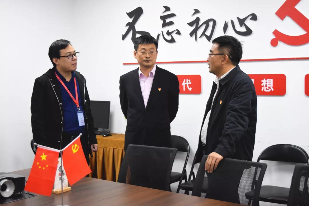 中共安陽市委網(wǎng)信辦主任路玉軍、副主任王曉萌等一行人蒞臨安陽青峰網(wǎng)絡(luò)指導(dǎo)工作