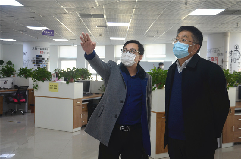 中共安陽(yáng)市委統(tǒng)戰(zhàn)部副部長(zhǎng)、市工商聯(lián)黨組書記郭洪俠一行調(diào)研安陽(yáng)青峰防疫工作和復(fù)工復(fù)產(chǎn)情況