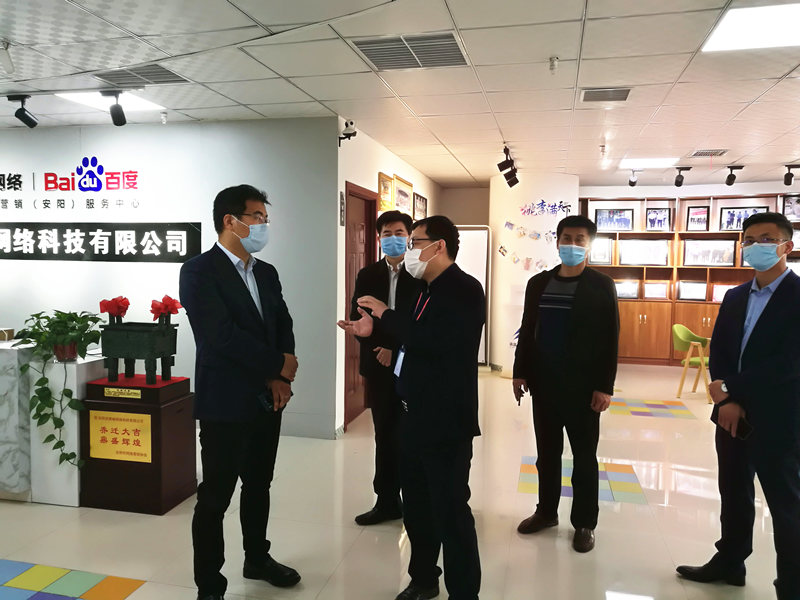 安陽市商務局副局長張躍勇，攜同天津伍創(chuàng)電子商務有限公司李富民一行蒞臨安陽青峰網(wǎng)絡參觀指導??！